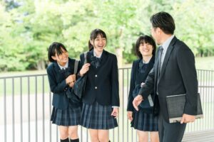 男性教師と高校生たち